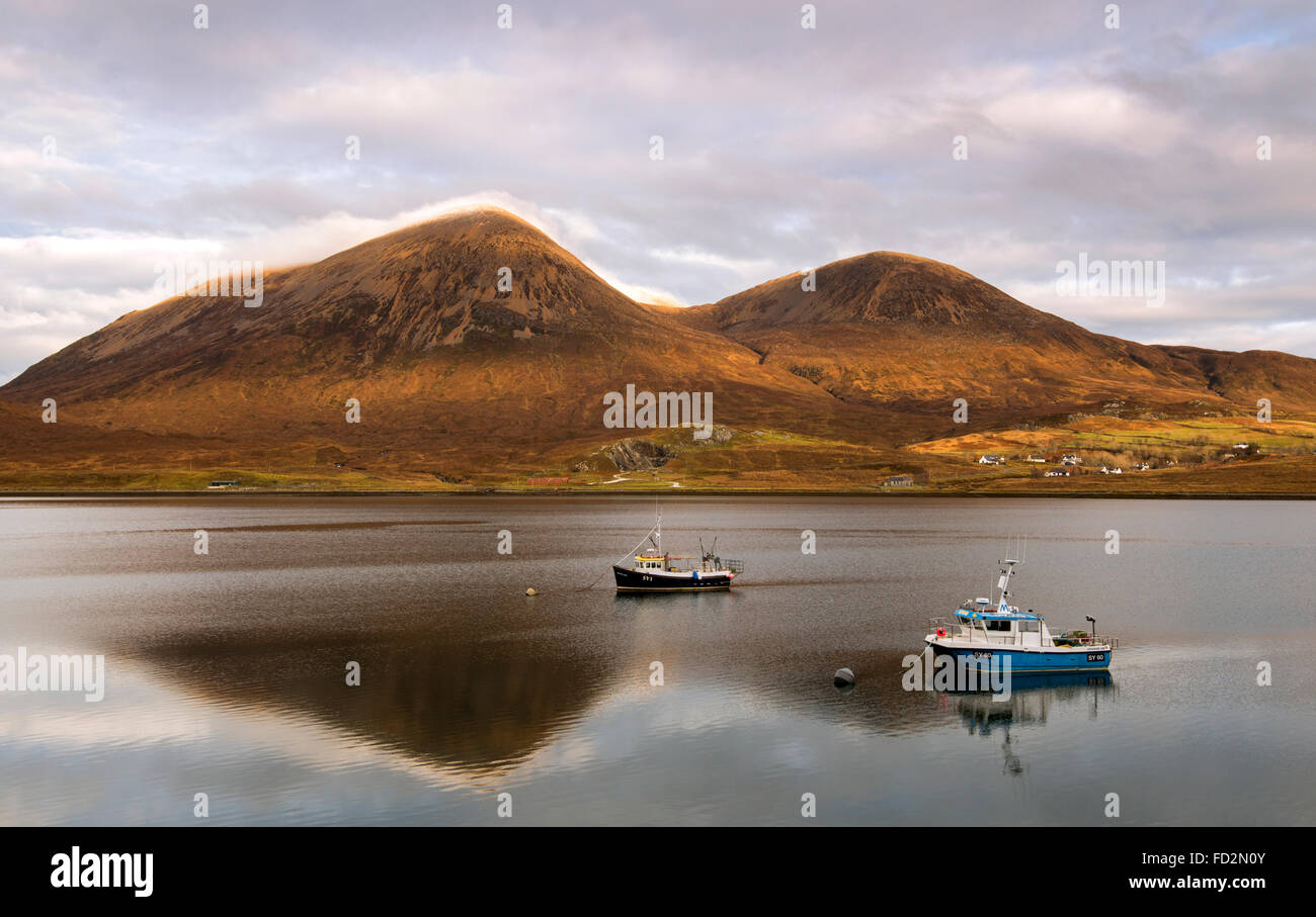 Angelboote/Fischerboote spiegelt sich in Loch ich, Isle Of Skye Scotland UK Stockfoto