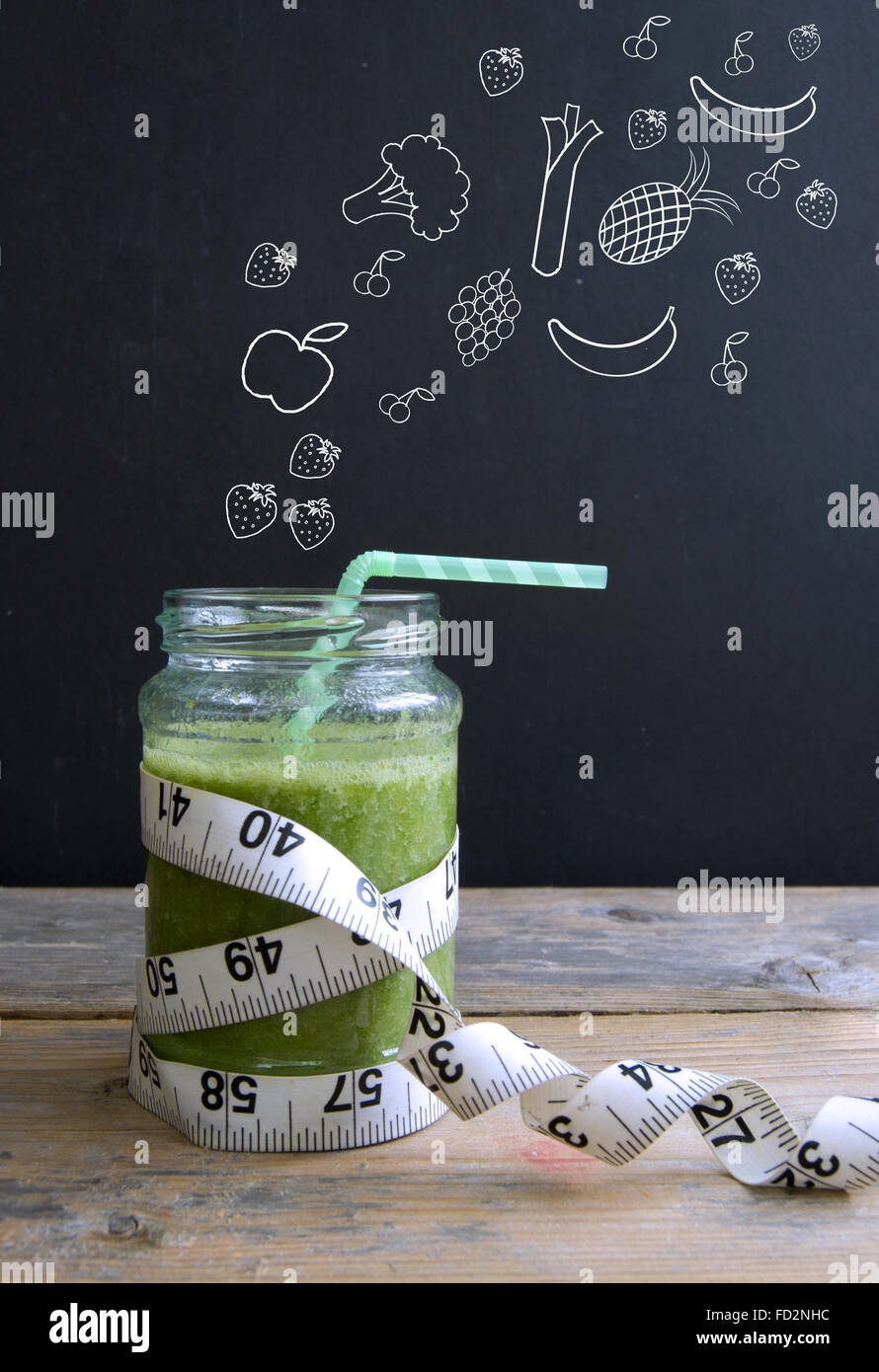 Gesundes Obst und Gemüse auf einer Tafel erscheinen in ein Frucht-Smoothie-Glas mit Maßband fallen skizziert Stockfoto