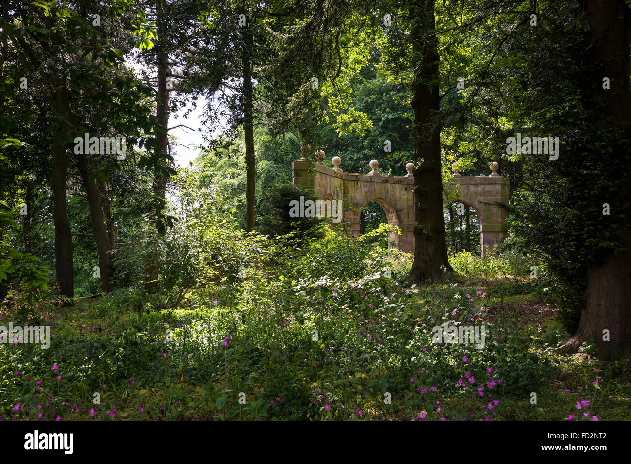 Bogenschütze's Hill Gate in den Gärten des Wentworth Castle in der Nähe von Barnsley, Yorkshire, England. Stockfoto