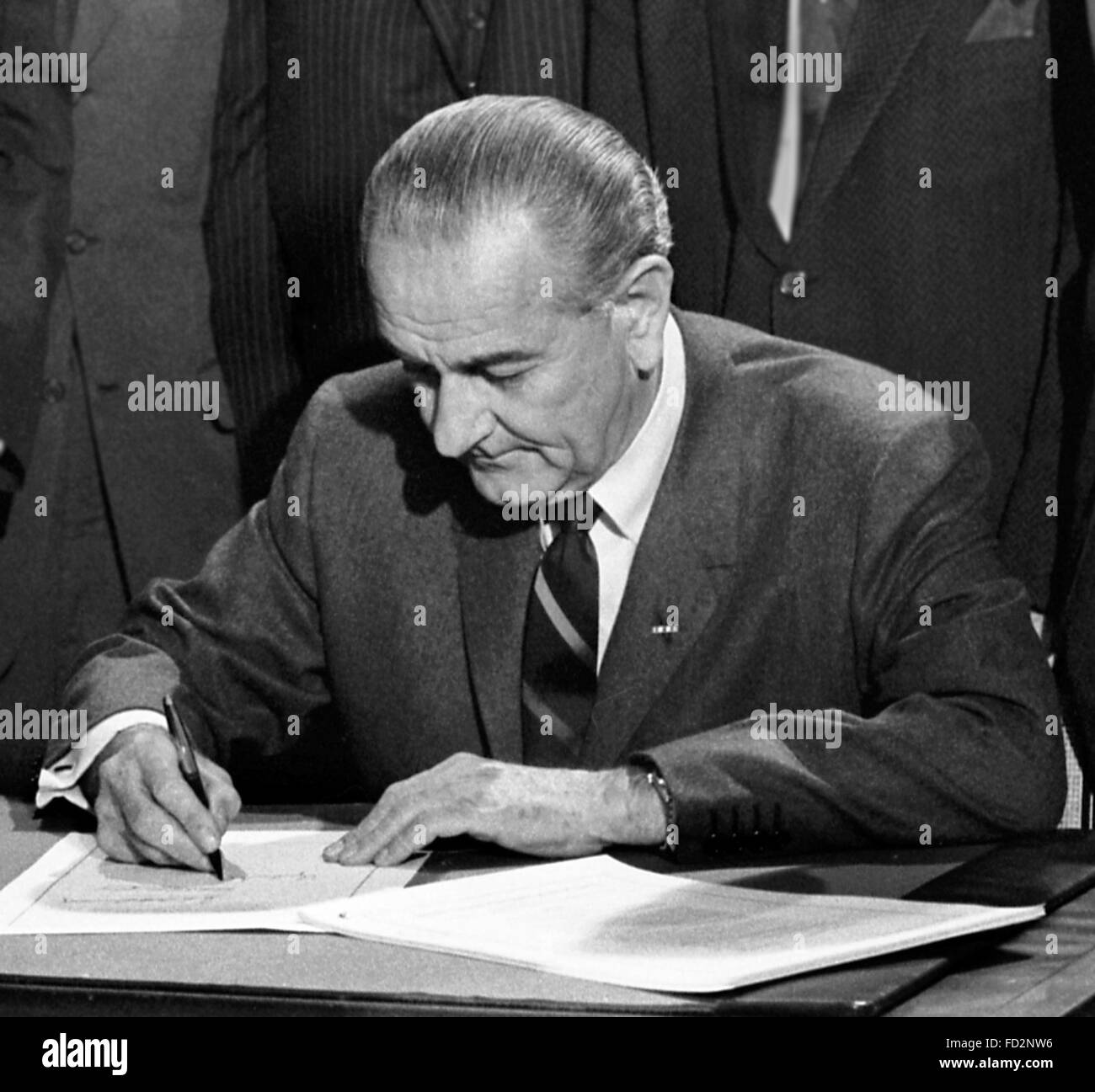 Lyndon B Johnson, 36. Präsident der USA, Unterzeichnung der 1968 Civil Rights Act, 11. April 1968. Foto von Warren K Leffler, US News & World Report Magazin. Stockfoto