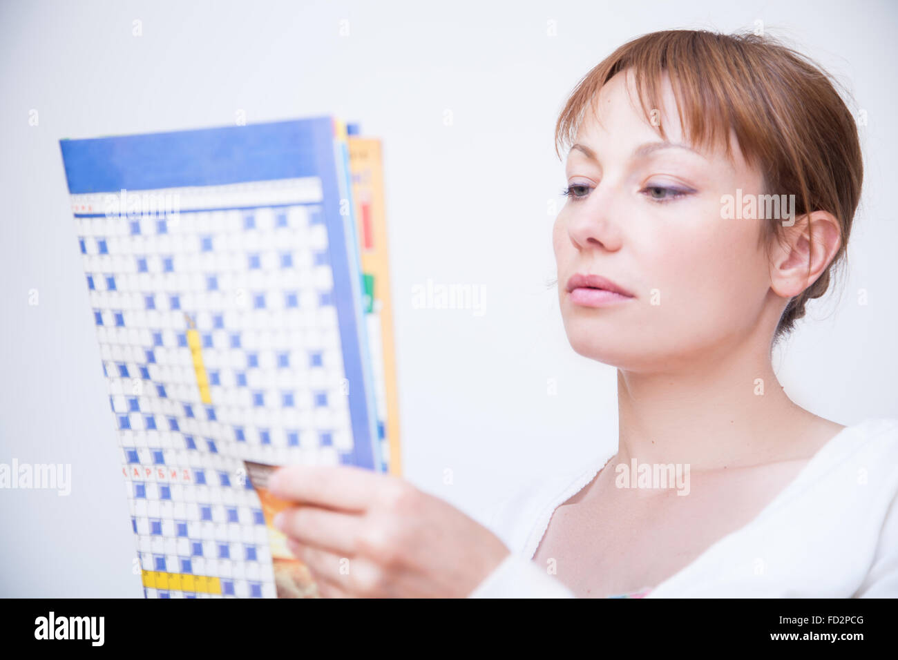 Frau macht Kreuzworträtsel Stockfoto