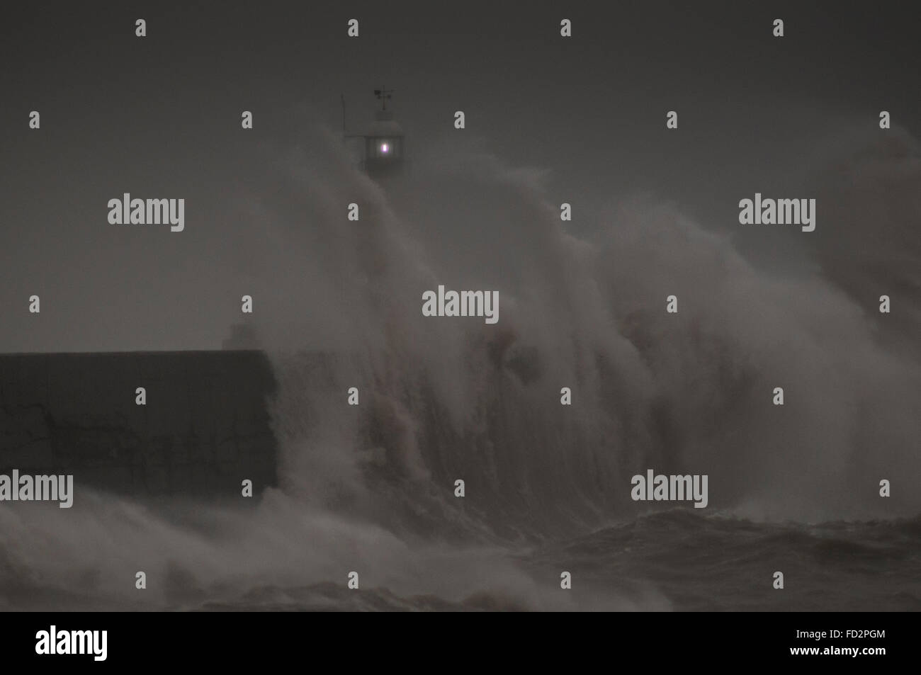 Newhaven, East Sussex, Großbritannien. Januar 2016. Starker Wind peitscht die Wellen am Westarm hoch. Stockfoto