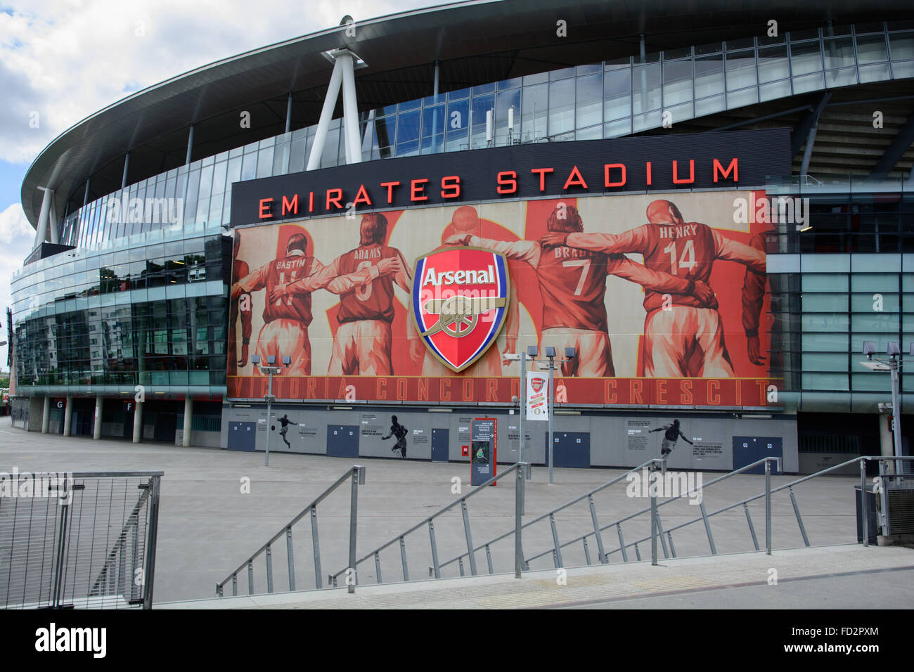 Außenseite des Emirates Stadium mit großen Arsenal Schild Stockfoto