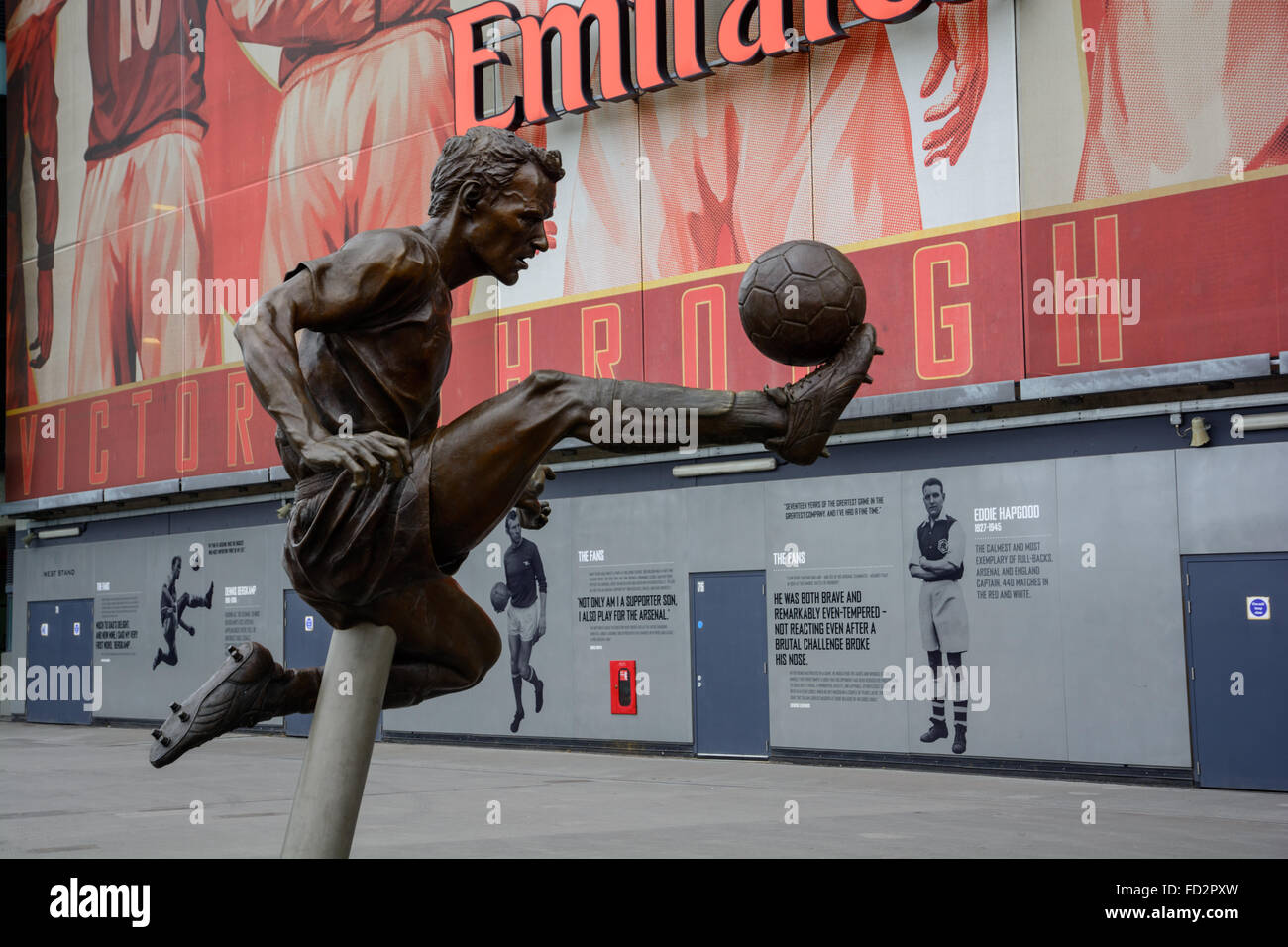 Statue des ehemaligen niederländischen Arsenal-star-Spieler Dennis Bergkamp im Emirates Stadium in London Stockfoto