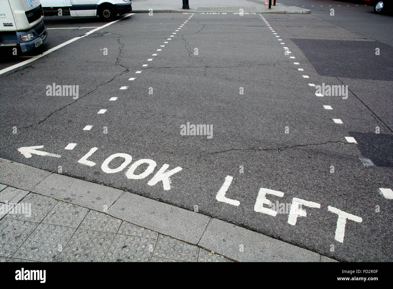Schauen Sie links Worte auf der Straße zu warnen, Fußgänger, London, England Stockfoto