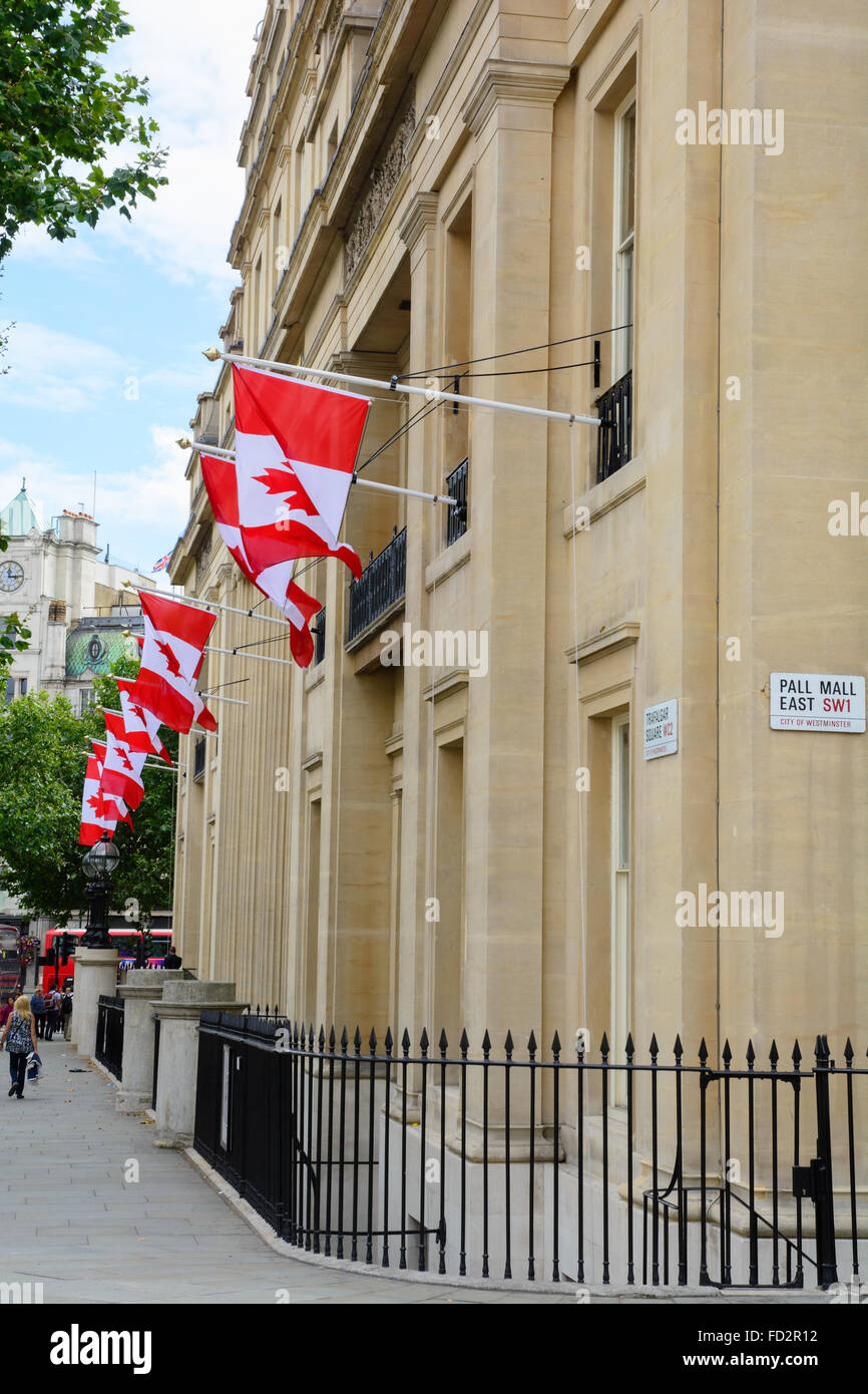 Kanada-Haus auf dem Trafalgar Square, London, mit Ahornholz-Blatt-Fahnen. Botschaft von Kanada in England. Kanadischen Hochkommissariat Stockfoto