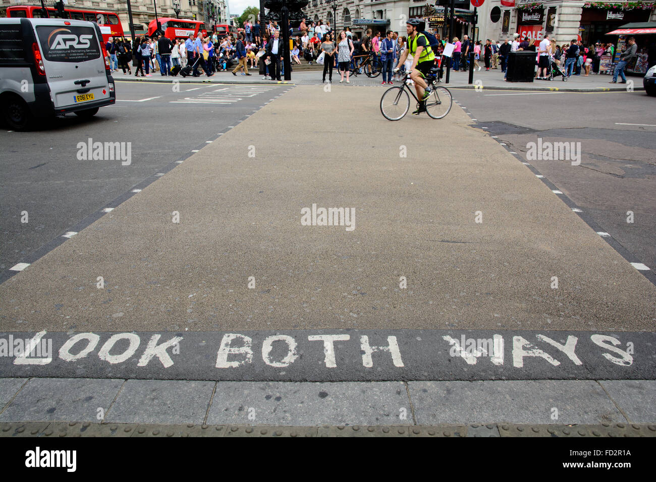 Schauen Sie beide Möglichkeiten Text auf einer Straße in London, Fußgänger zu warnen, wenn Sie die Straße überqueren Stockfoto