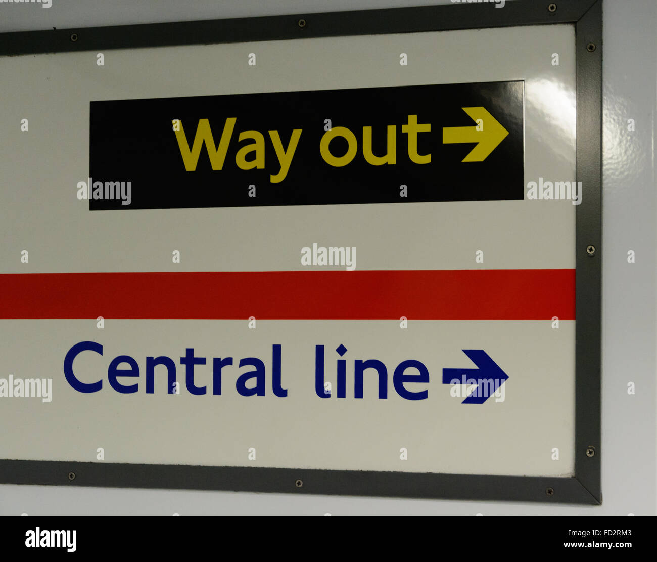 Melden Sie sich an eine u-Bahnstation in London mit richtigen Pfeile auf den Weg nach draußen und der Central line Stockfoto