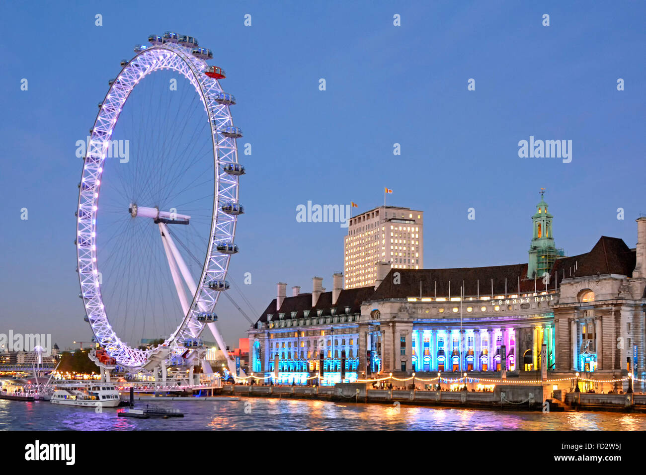 London Eye und die alte "County Hall" Gebäude mit Shell Gebäudes über England Großbritannien Stockfoto