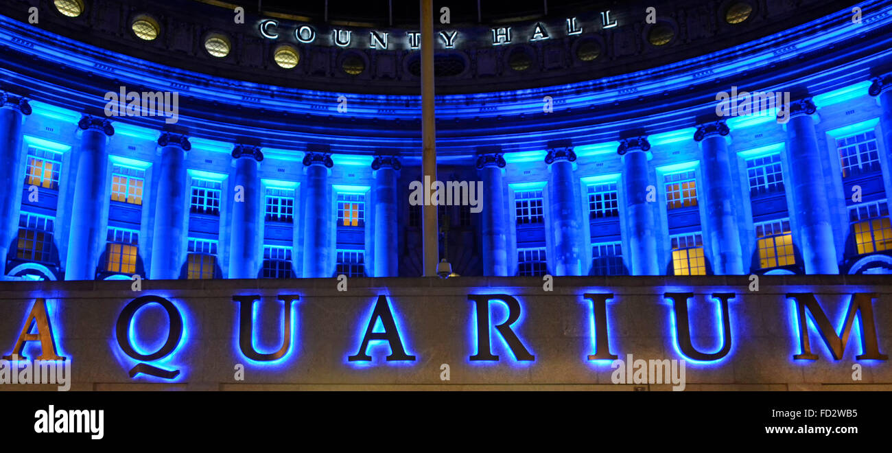 Nahaufnahme beleuchtetes Schild für das London Aquarium mit Flutlicht auf dem alten historischen County Hall Gebäude am Thames Damm England UK Stockfoto