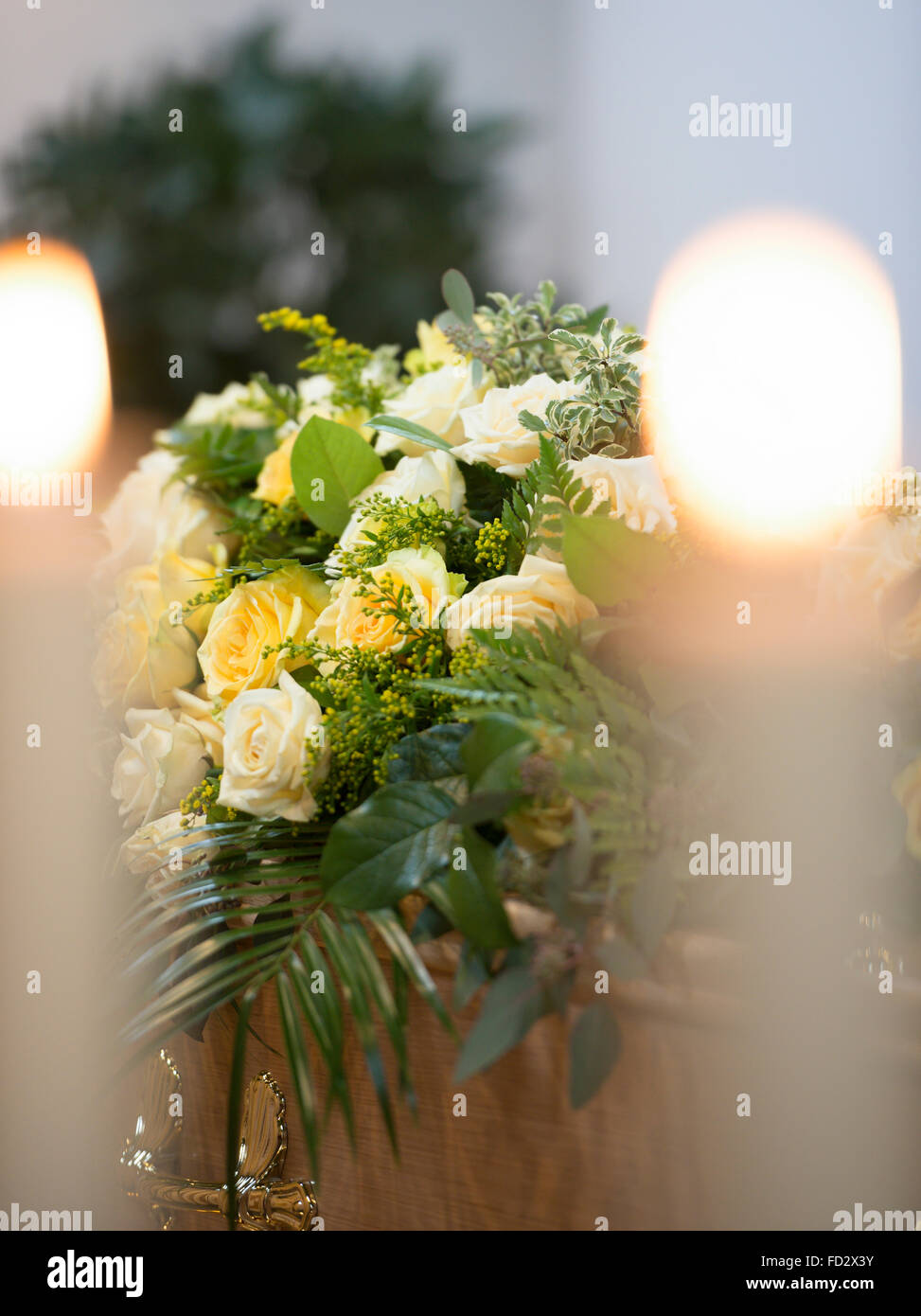 Sarg in einer Trauerfeier (inszenierten Dienst, keine tatsächliche Beerdigung). Stockfoto