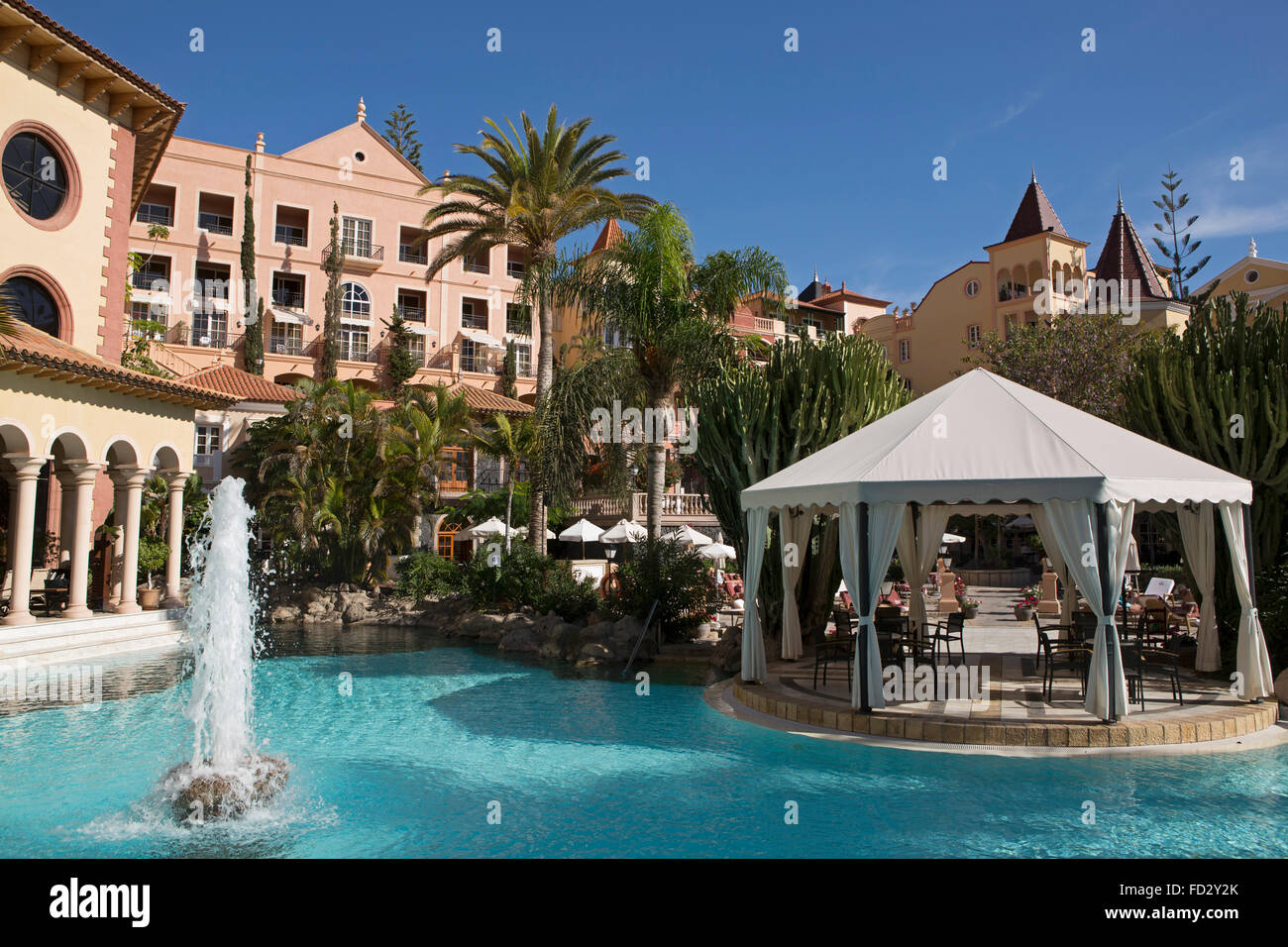 Pool auf dem Gran Hotel Bahia del Duque an der Costa Adeje in Teneriffa, Spanien. Das Design des Luxus-Hotels ist inspiriert von der Stockfoto
