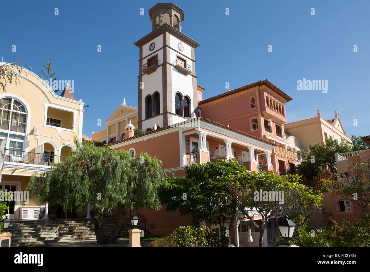 Die Gärten des Gran Hotel Bahia del Duque an der Costa Adeje in Teneriffa, Spanien. Stockfoto
