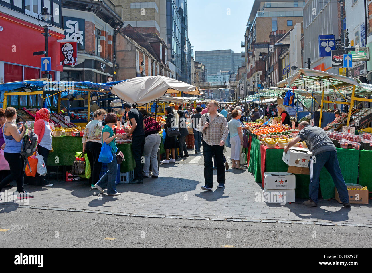 Sommerkäufer und Ladenbesitzer an Obst- und Gemüseständen im geschäftigen Surrey Street Market Croydon South London England UK Stockfoto