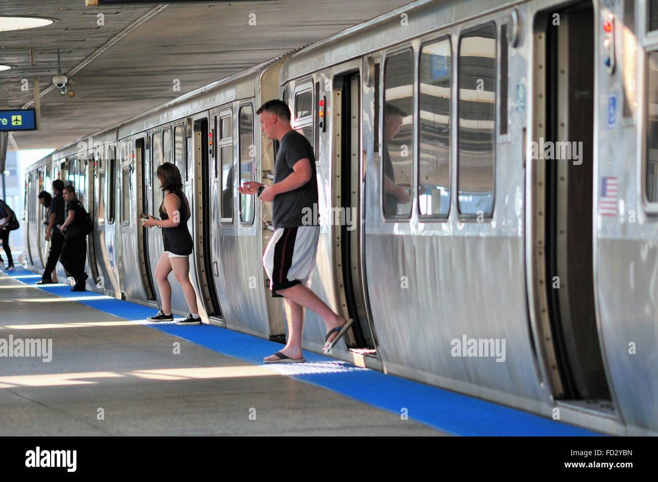 Die Passagiere aussteigen aus einem CTA Blue Line rapid transit Train am Chicago River Road 'L' Station. Chicago, Illinois, USA. Stockfoto