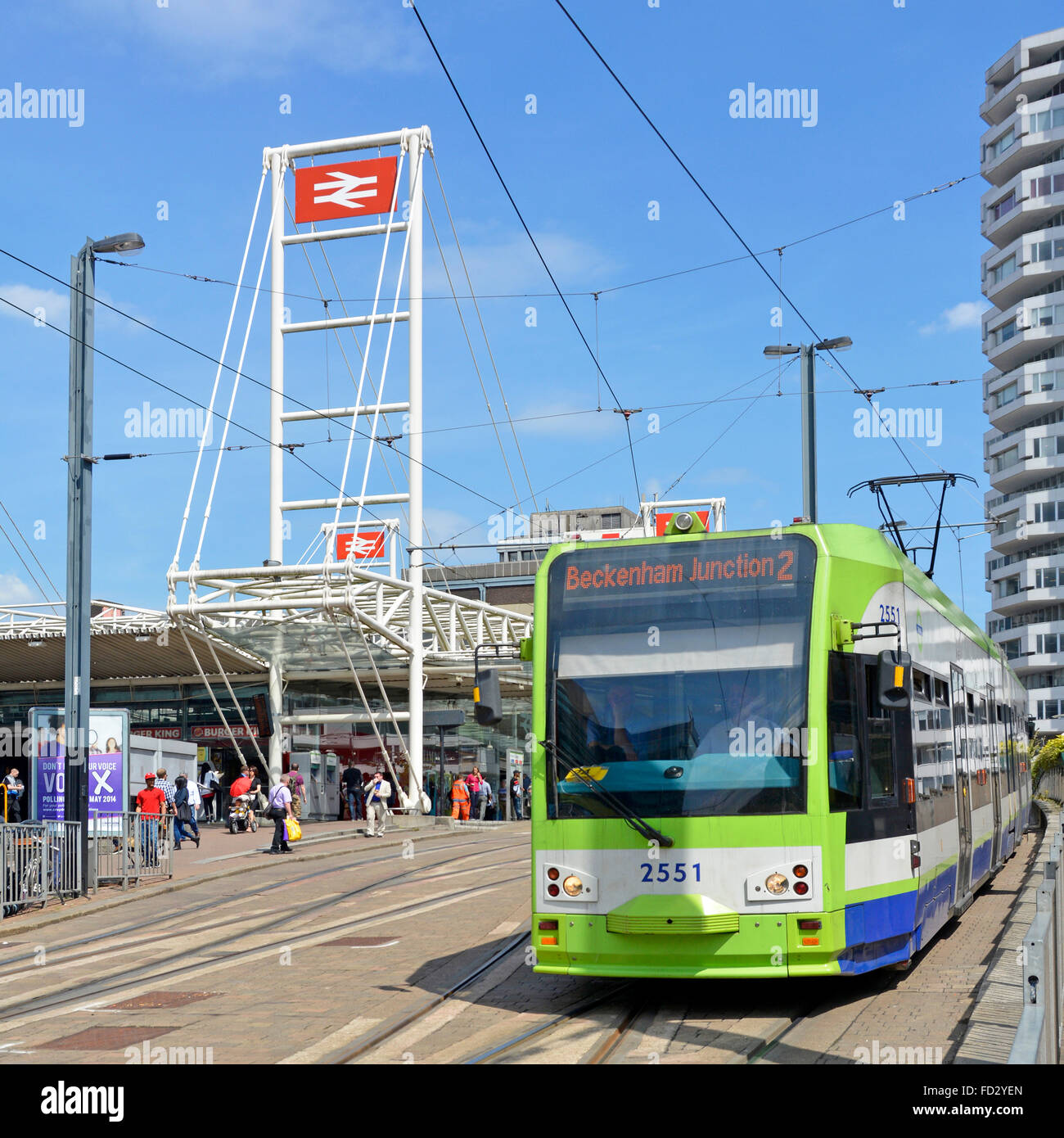 Croydon tramlink Service in der ersten Gruppe zur Beckenham Junction Straßenbahn außerhalb East Croydon British Rail Interchange Bahnhof South London England GB Stockfoto