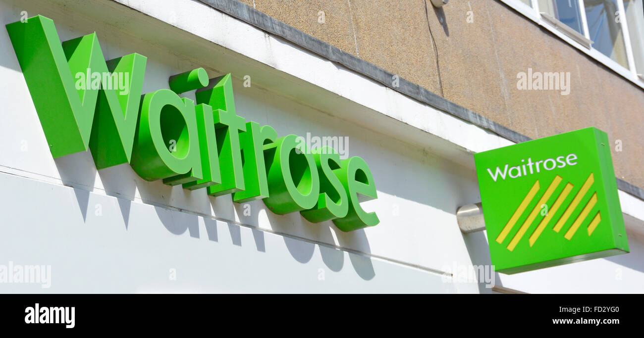 Nahaufnahme von Waitrose Zeichen (Teil von die John Lewis Partnership) über Supermarkt Shop Shops in Croydon Stockfoto
