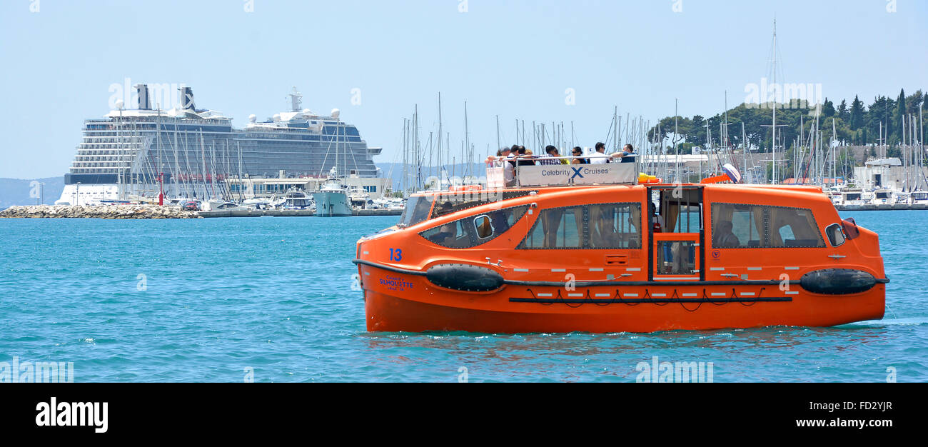 Kreuzfahrtschiff Celebrity Silhouette günstig offshore Schiffe Rettungsboot Angebote verwendet, um Passagiere zu und von der Fähre Split Waterfront Stockfoto
