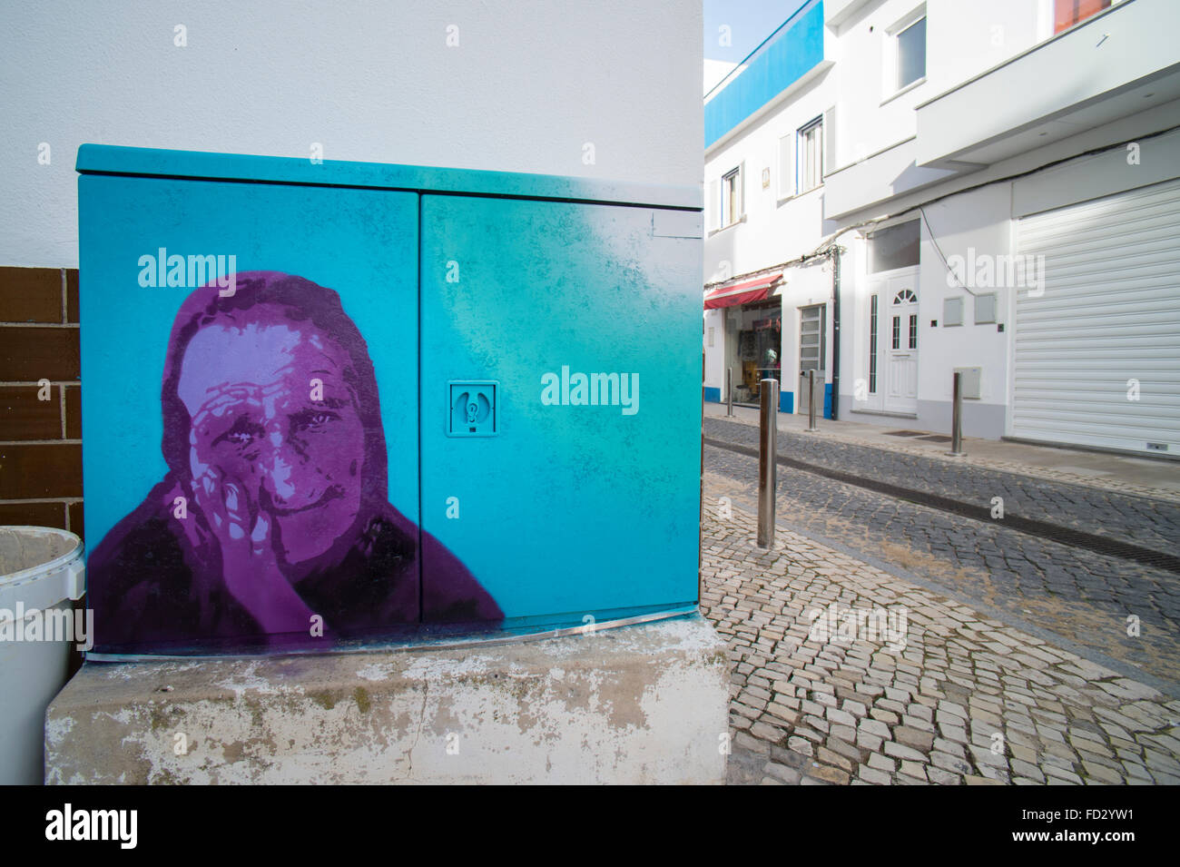 Strom-Boxen von Bamby und Phil da Bife in der Algarve Urlaubsort Carvoeiro gemalt Stockfoto