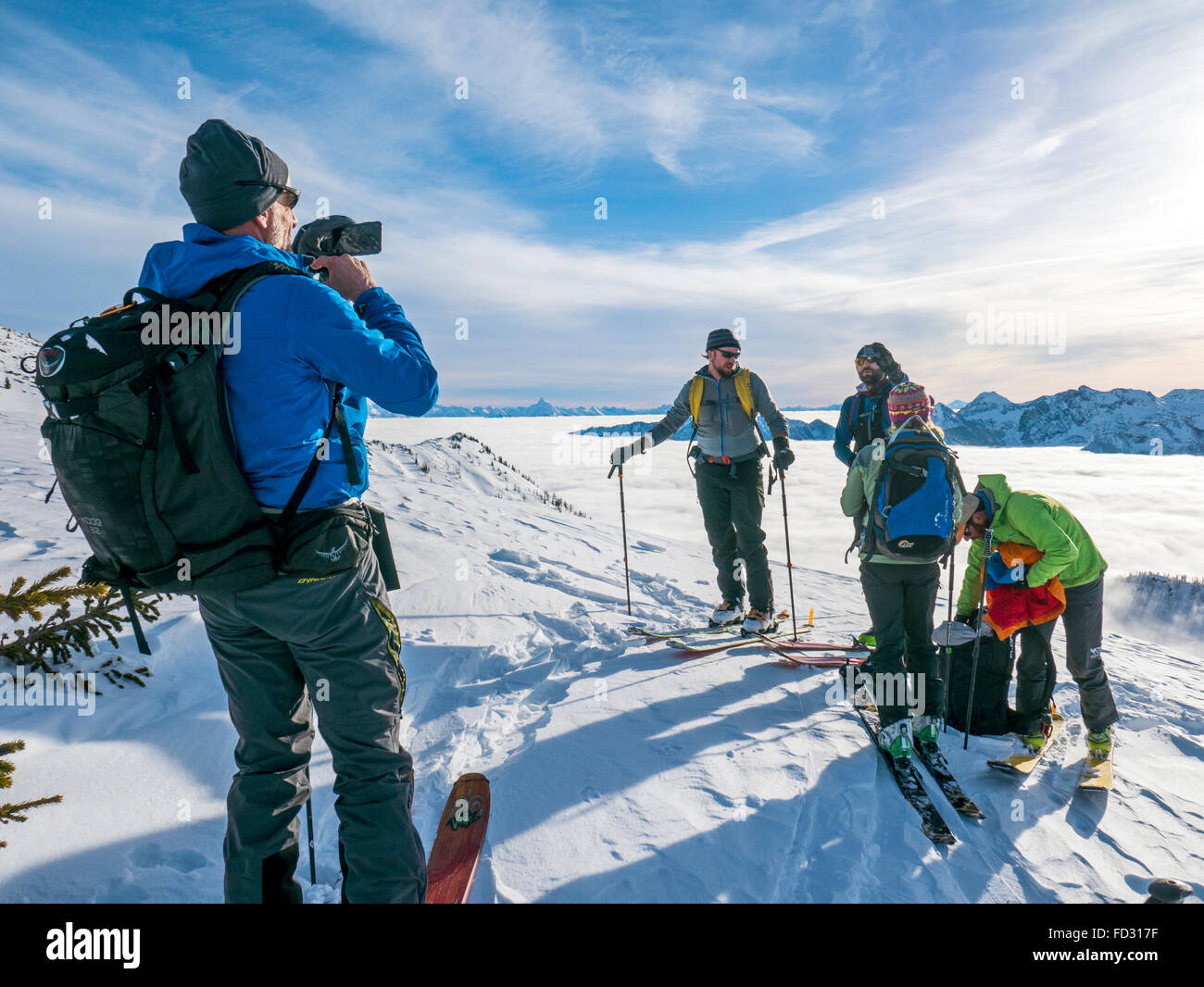 Backcountry Skifahrer verwenden synthetische Felle um zu klettern; Selkirk Mountains in der Nähe von entfernten Mount Carlyle Lodge;  Britisch-Kolumbien; Kanada Stockfoto