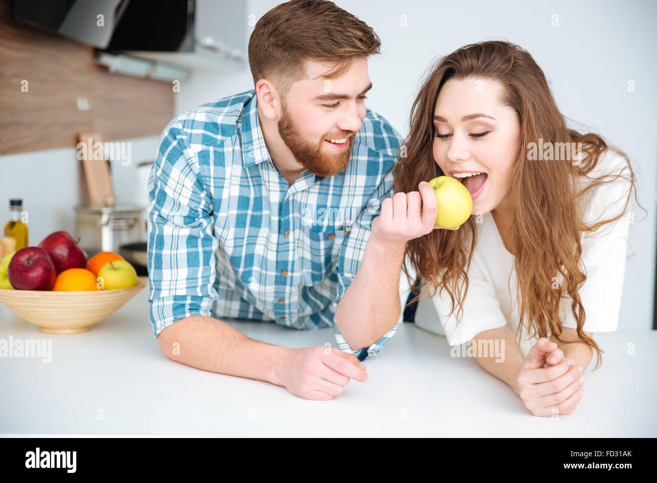 Porträt von ein glückliches junges Paar, die Spaß an der Küche Stockfoto