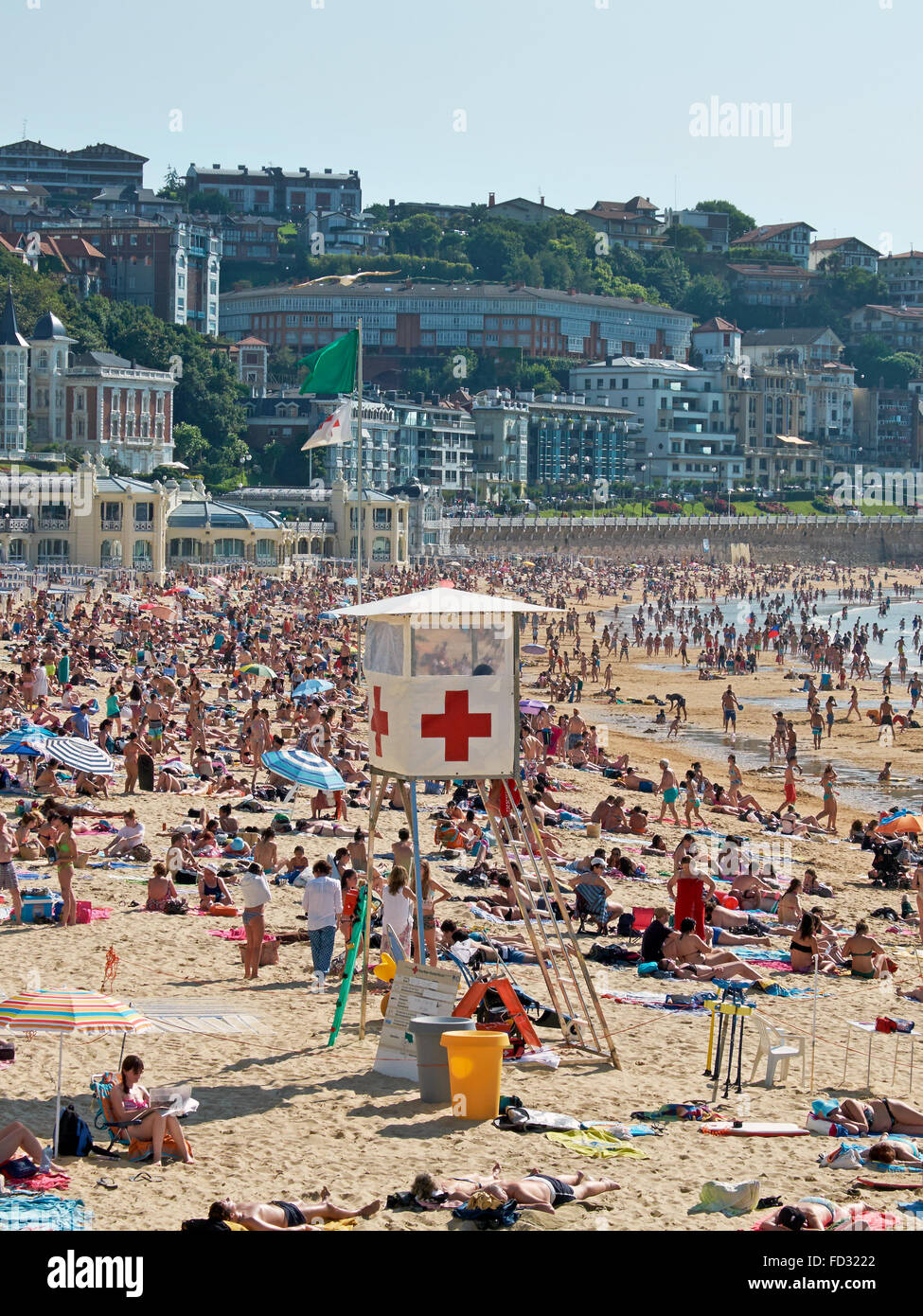 Rotes Kreuz Strandwache in Concha Strand. San Sebastian (Donostia), Baskenland. Spanien Stockfoto