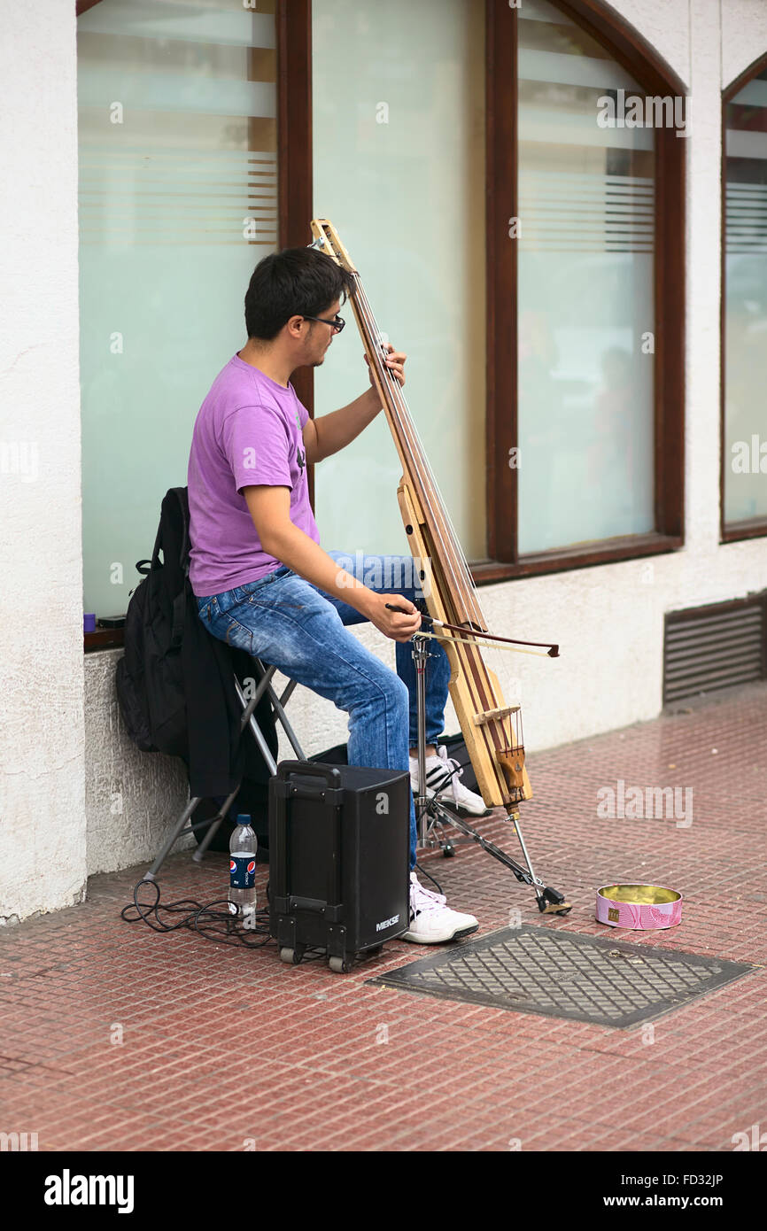 LA SERENA, CHILE - 18. Februar 2015: Unbekannte Straßenmusiker spielen eine Musik-Saiteninstrument auf Prat Straße Stockfoto