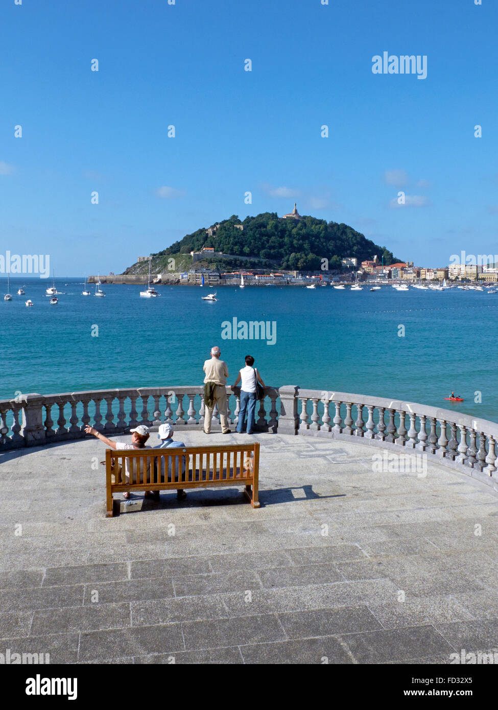 Älteres paar beobachten die Concha-Bucht und die Insel Santa Clara in Kontxa Pasalek. Donostia, San Sebastian, Baskenland. Spanien. Stockfoto