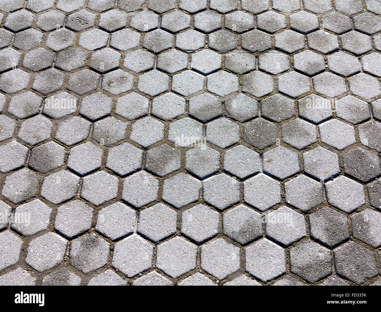 Städtische Straße ist mit Blöcken von Stein, gepflasterten Gehweg gepflastert. Stockfoto