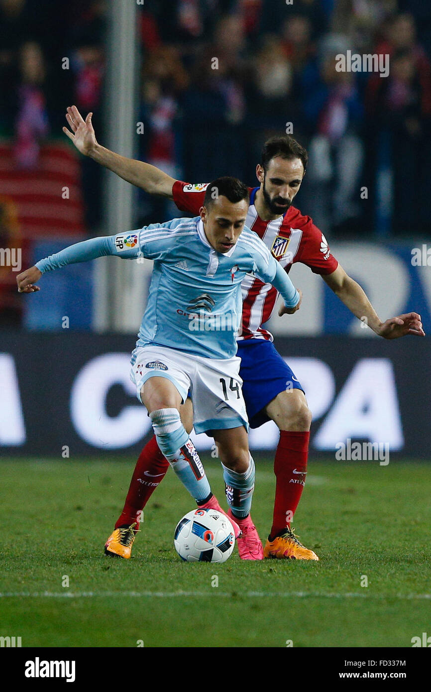 Madrid, Spanien. 27. Januar 2016. Fabian Orellana (14) Celta de Vigo Spieler. Juan Francisco Torres Belen (20) Atletico de Madrid-Spieler. Während der Copa del Rey-Match zwischen Atletico de Madrid Vs Celta de Vigo im Vicente Calderon Stadion in Madrid, Spanien, 27. Januar 2016. Bildnachweis: Aktion Plus Sport/Alamy Live-Nachrichten Stockfoto