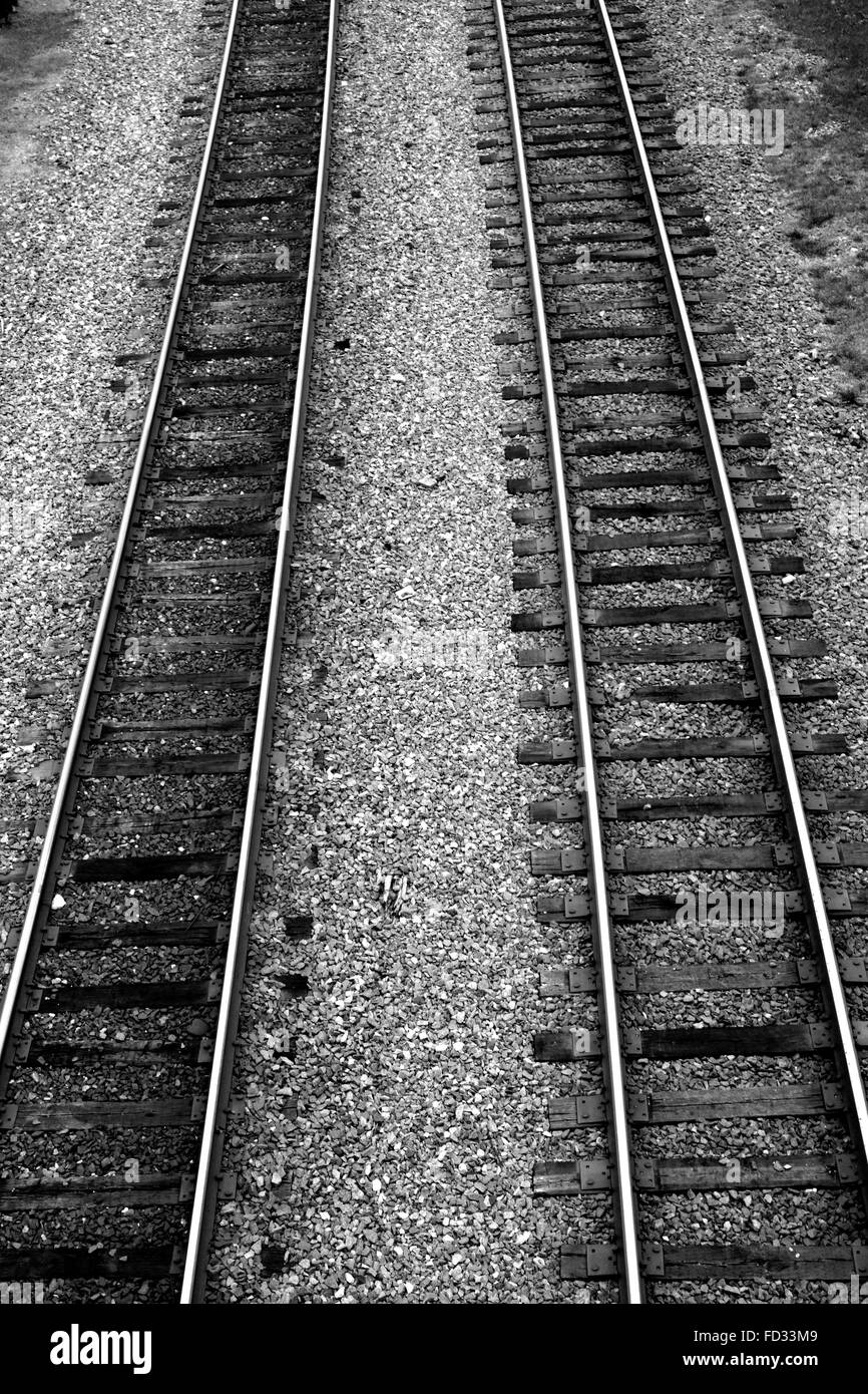 Parallele Gleise in schwarz / weiß Stockfoto