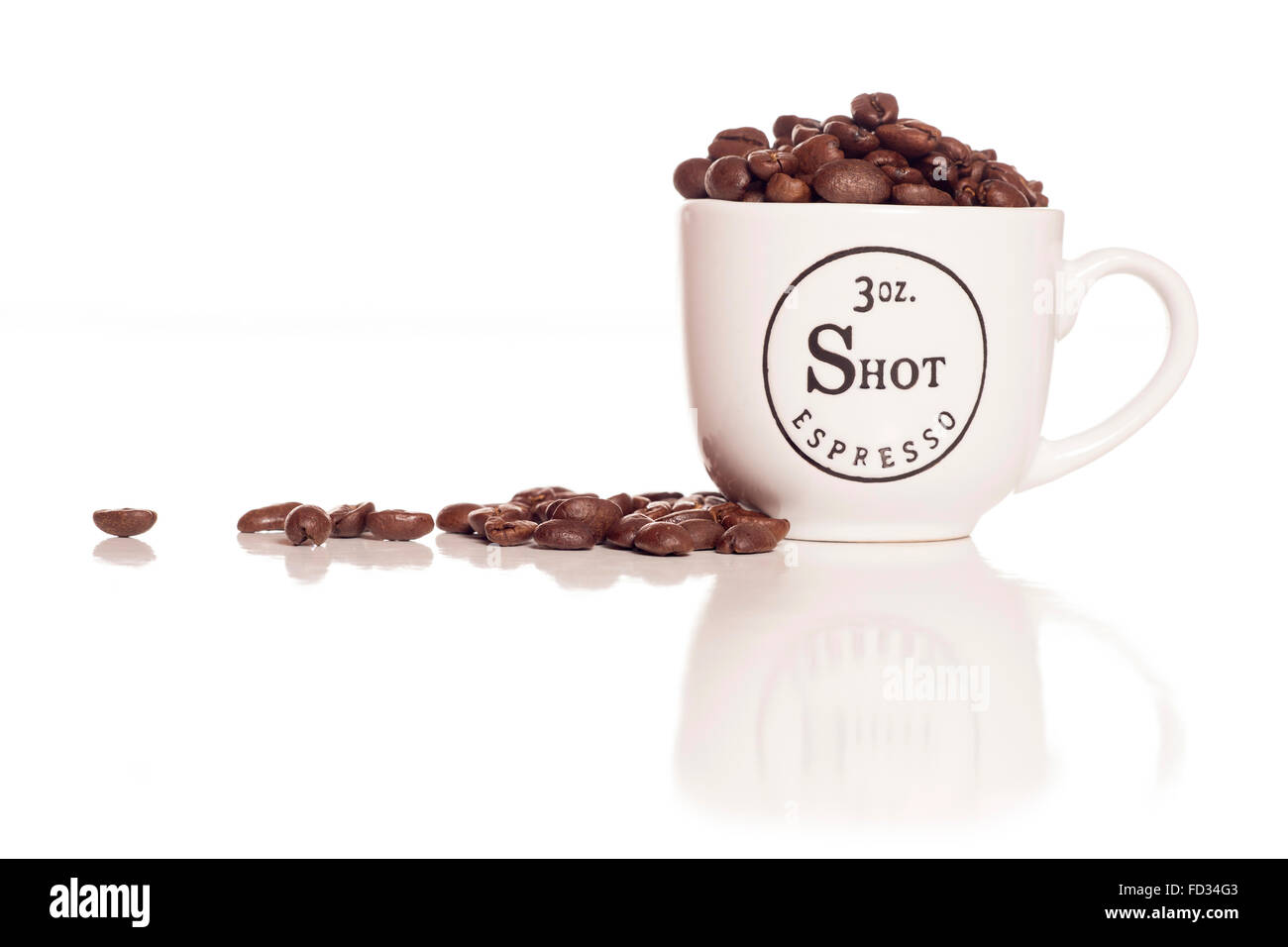 Kaffeebohnen in einen Espresso-Tasse-Ausschnitt Stockfoto