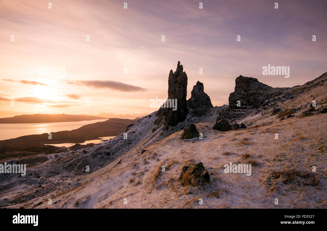 Winter-Sonnenaufgang auf der Old Man of Storr, Isle Of Skye Scotland UK Stockfoto