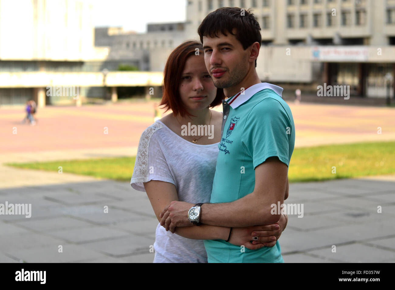 Junges Paar auf der Straße umarmen Stockfoto