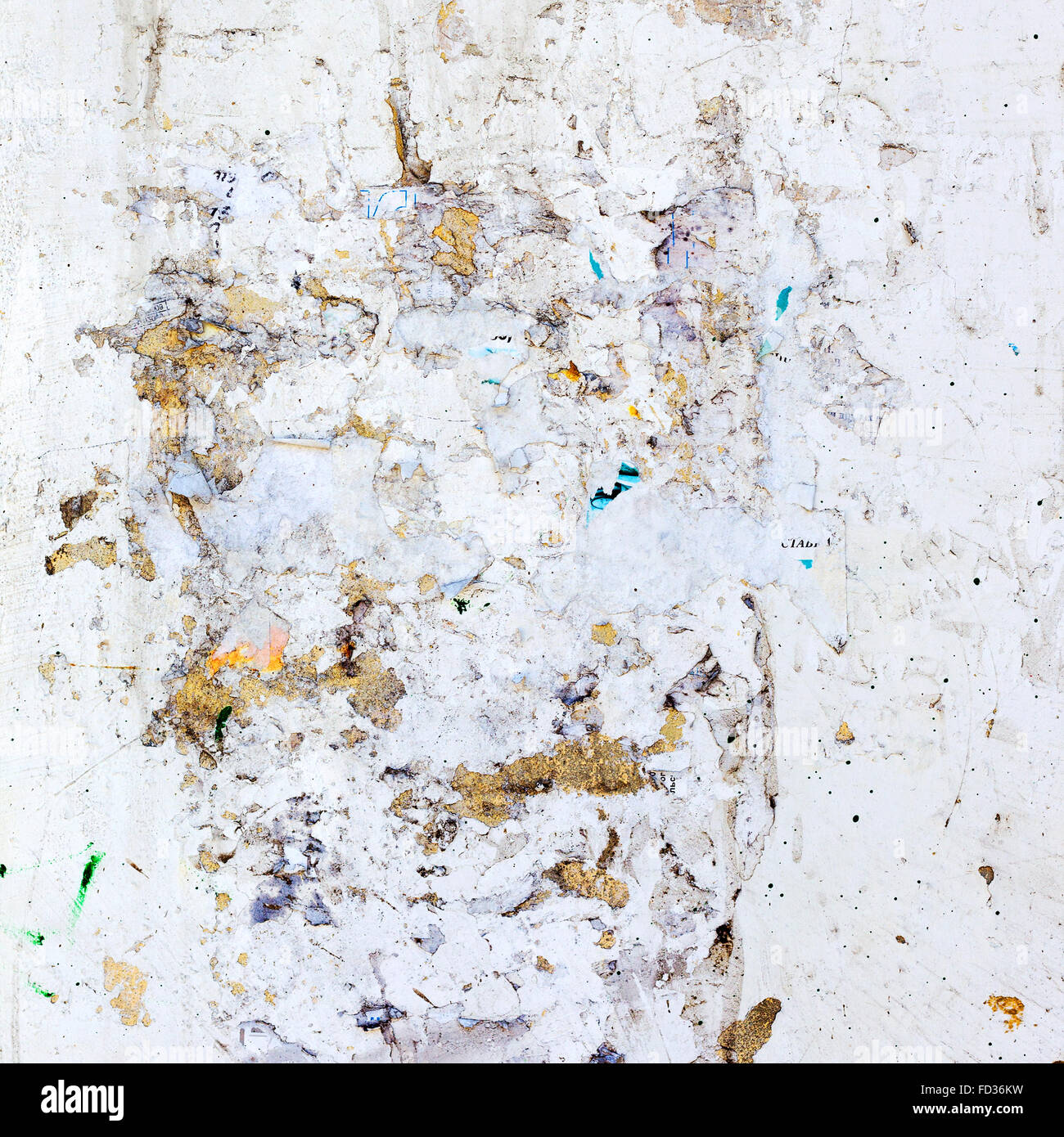 Rostiges Metall, kreative Hintergrund gezeichnet grauen Farbe achtlos mit den Resten der zerrissenes Papier. Grunge Metalloberfläche. Super b Stockfoto