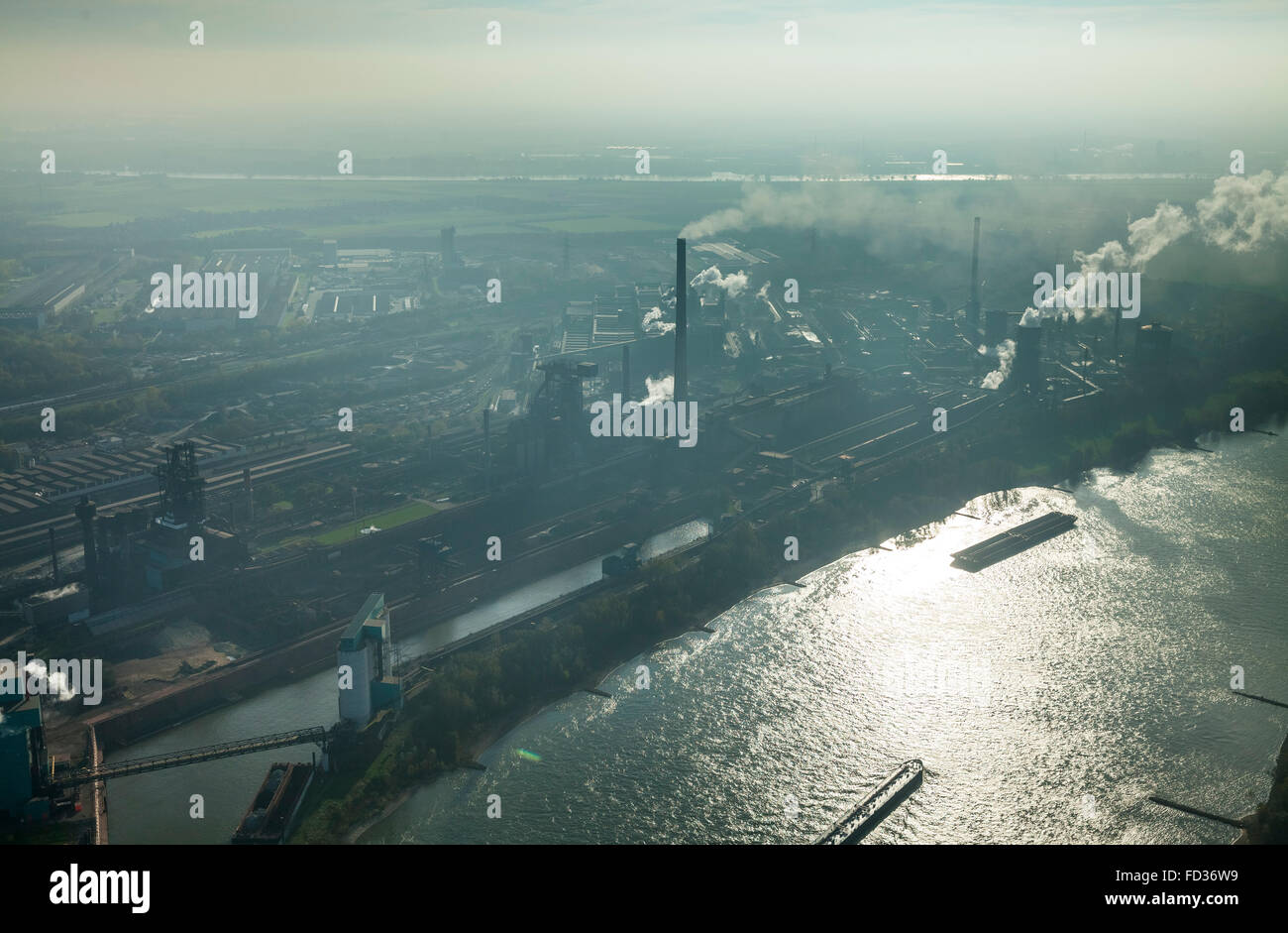 Luftaufnahme, Hüttenwerke Krupp-Mannesmann am Rhein, Stahlwerke, Kokereien, Duisburg, Ruhrgebiet, Nord Rhein Westfalen, Deutschland Stockfoto