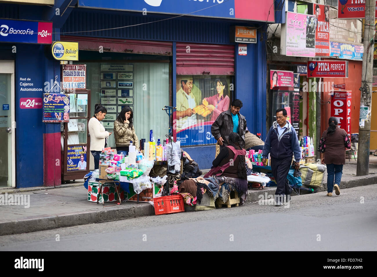 LA PAZ, Bolivien - 13. November 2014: Am Straßenrand Stand von einem Straßenhändler nahe dem Stadtzentrum, Körperpflege-Produkte zu verkaufen Stockfoto