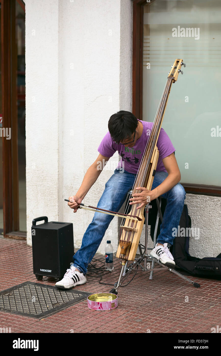 LA SERENA, CHILE - 18. Februar 2015: Straßenmusikant spielt eine Musik-Saiteninstrument auf Prat Straße in La Serena, Chile Stockfoto