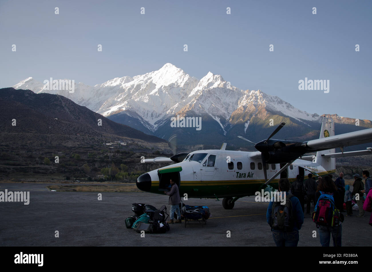 Flugzeug auf dem Rollfeld vor der Annapurnas Jomsom, Nepal Stockfoto