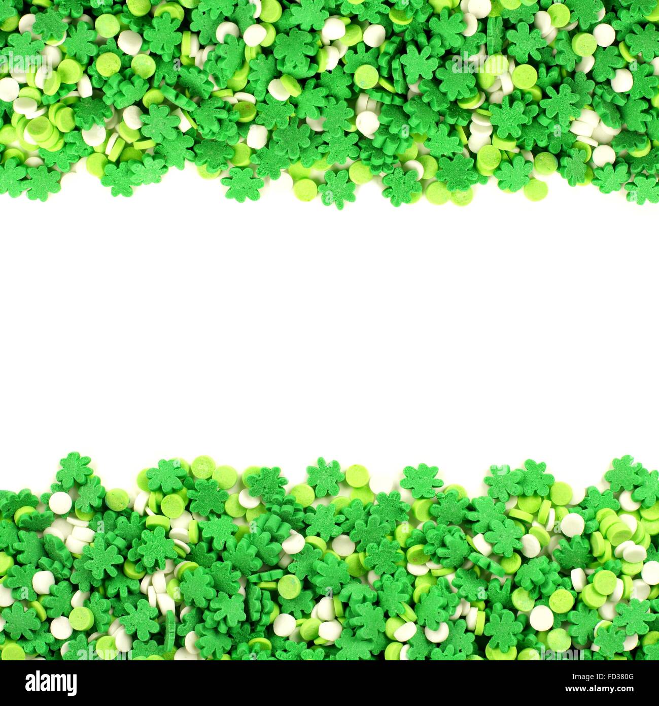 St. Patricks Day Rahmen des grünen Kleeblatt Süßigkeiten Streusel über weiß Stockfoto