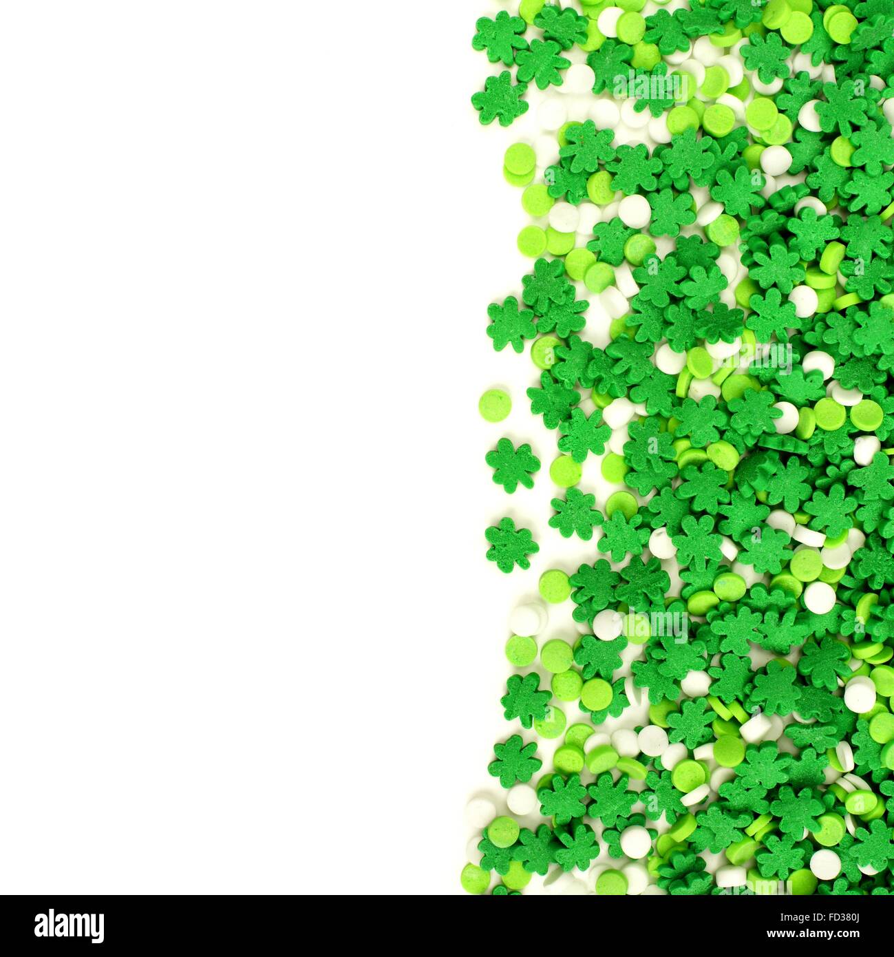 St. Patricks Day Rand des grünen Kleeblatt Süßigkeiten Streusel über weiß Stockfoto