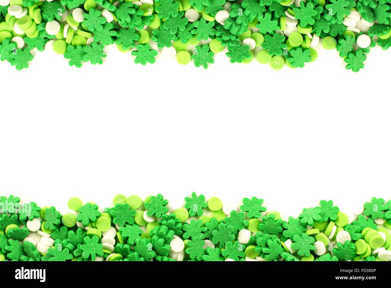 St. Patricks Day Rahmen des grünen Kleeblatt Süßigkeiten Streusel über weiß Stockfoto