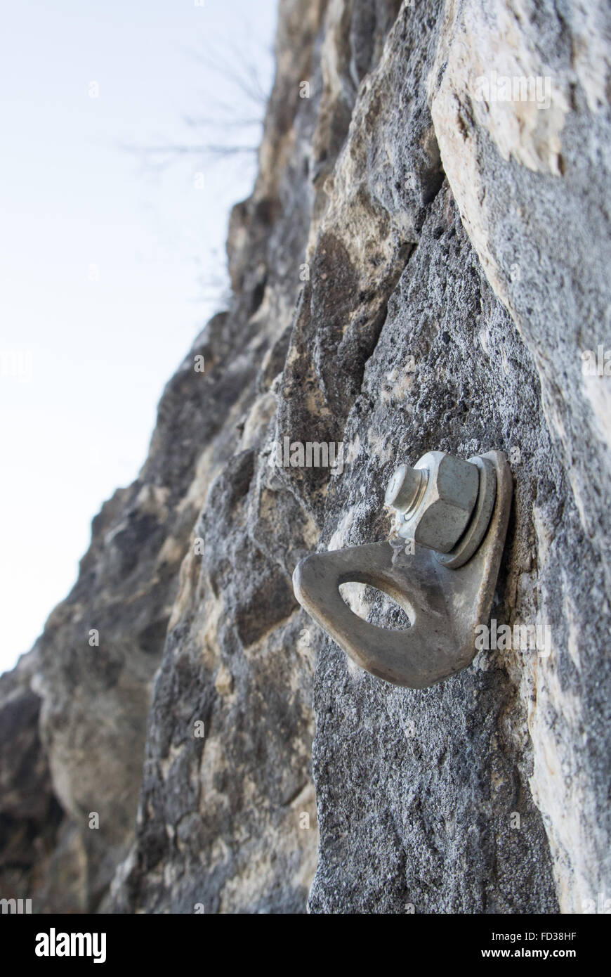 Epansion Bolzen in einem Kalkfelsen Stockfoto