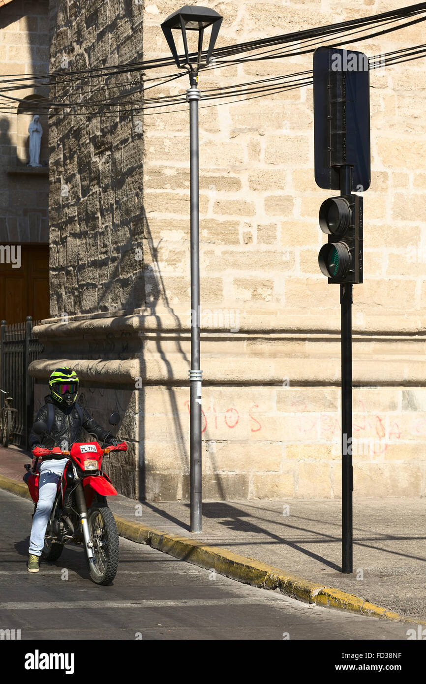 LA SERENA, CHILE - 19. Februar 2015: Unbekannter Motorradfahrer stehen am Fußgängerüberweg in La Serena, Chile Stockfoto