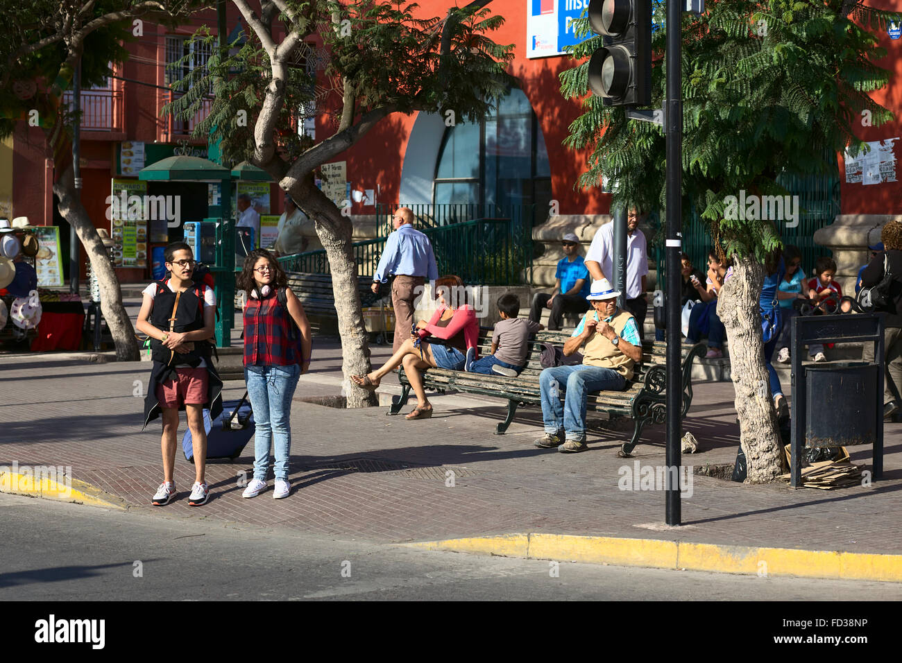 LA SERENA, CHILE - 19. Februar 2015: Junge Menschen mit Gepäck warten darauf, Balmaceda Strasse in La Serena, Chile Stockfoto