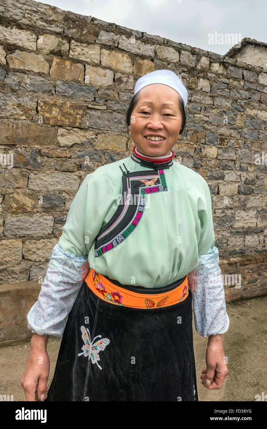 Alte Frau von Han (Tunpu) von einer Steinmauer, Liuguan alte Han Dorf, Guizhou Provinz, China Stockfoto