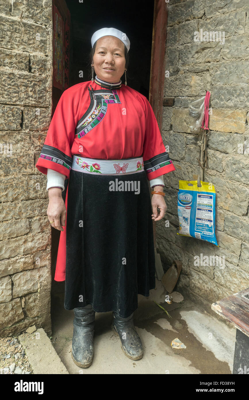Han (Tunpu) Frau in der Tür von ihrem Haus aus Stein, Liuguan alte Han Dorf, Guizhou Provinz, China Stockfoto