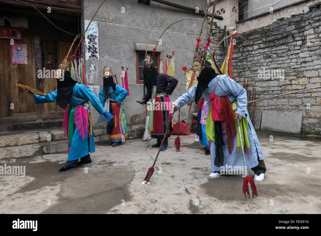 Alten Han Boden Opernaufführung in einem verregneten Hof #1, Liuguan alte Han Dorf, Guizhou Provinz, China Stockfoto