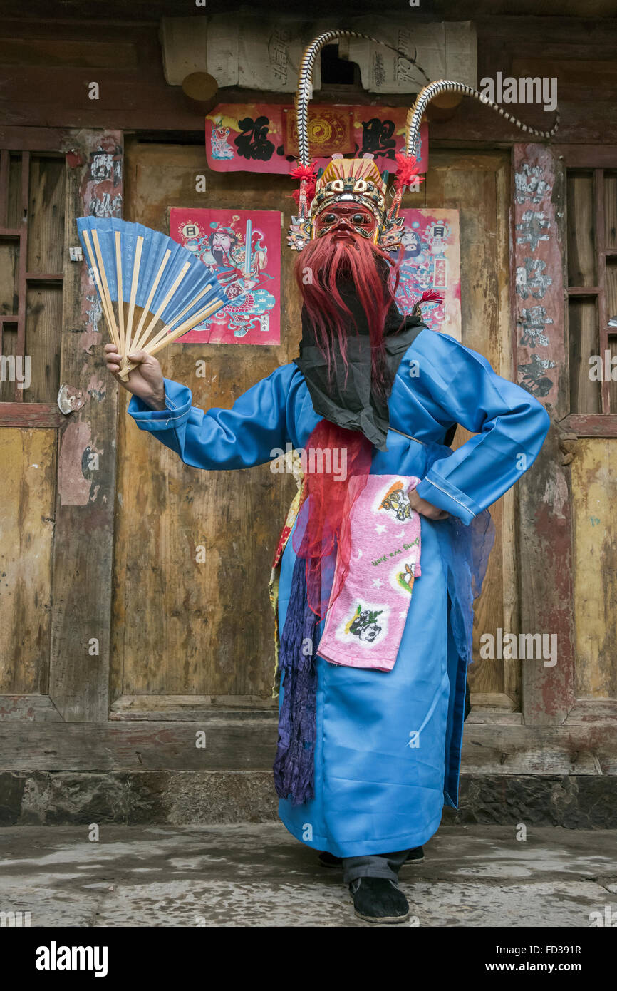 Mann mit Maske, die Durchführung von alten Han Boden Oper, Liuguan alte Han Dorf, Guizhou Provinz, China Stockfoto