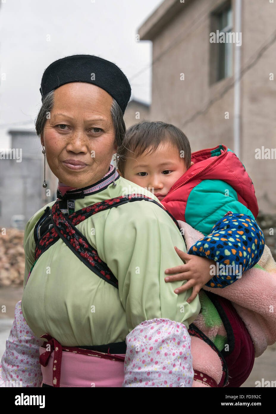 Porträt von einem alten Han Frau und Kind, Liuguan alte Han Dorf, Guizhou Provinz, China Stockfoto